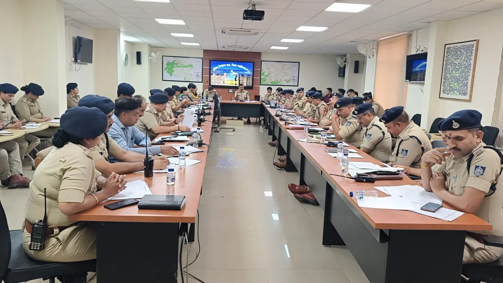 थाना प्रभारियों की लंबित अपराधों के संबंध में समीक्षा बैठक  महिला संबंधी, एससी/एसटी अपराधों एवं सीएम हेल्पलाइन शिकायतों के शीघ्र निराकरण हेतु एसएसपी ग्वालियर ने ली समीक्षा बैठक
