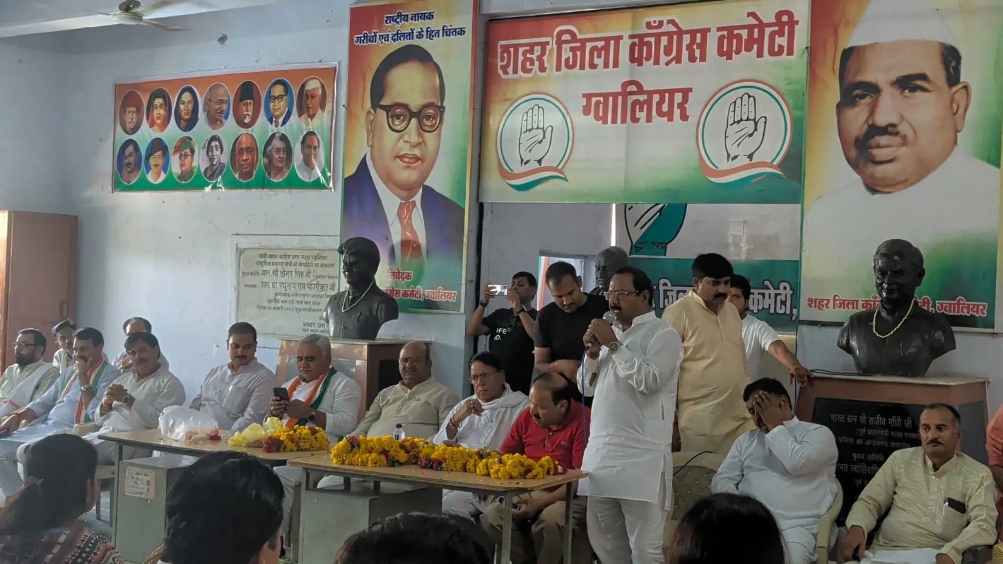 आज शिंदे की छावनी स्थित कांग्रेस कार्यालय में किसान आंदोलन के संदर्भ में आयोजित साधारण सभा की महत्वपूर्ण बैठक सम्पन्न हुई।