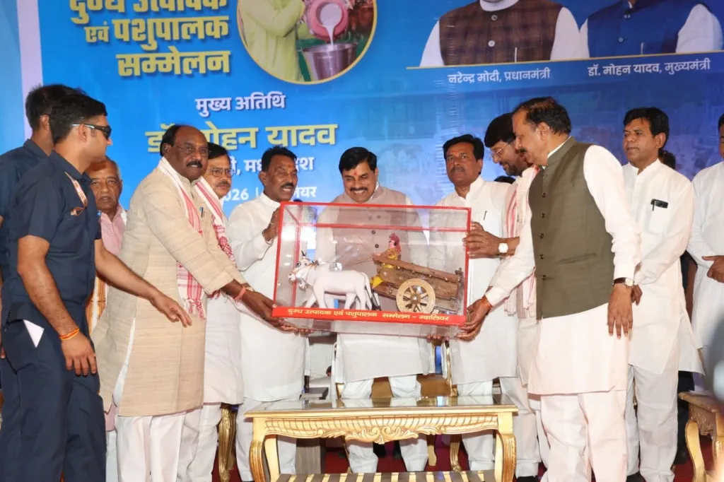मध्यप्रदेश को बनाएंगे देश की मिल्क केपिटल - मुख्यमंत्री डॉ. यादव

सरकार खरीदेगी दूध, पशुपालकों को दिलाएगी दूध का समुचित दाम

किसान कल्याण वर्ष में पशुपालकों और दूध उत्पादकों का भी करेंगे कल्याण

किसानों की जमीन ली, तो देंगे चार गुना मुआवजा

ग्वालियर में खोला जाएगा पशुओं का वेलनेस सेंटर

पशु स्वास्थ्य केन्द्र का उन्नयन भी किया जाएगा

डबरा में बनेगा नया पशु चिकित्सालय

मुख्यमंत्री डॉ. यादव ने राज्य स्तरीय पशुपालक एवं दुग्ध उत्पादक सम्मेलन में की घोषणा

हितलाभ वितरित कर सभी को पशुपालन एवं दुग्ध उत्पादन से जुड़ने का दिलाया संकल्प