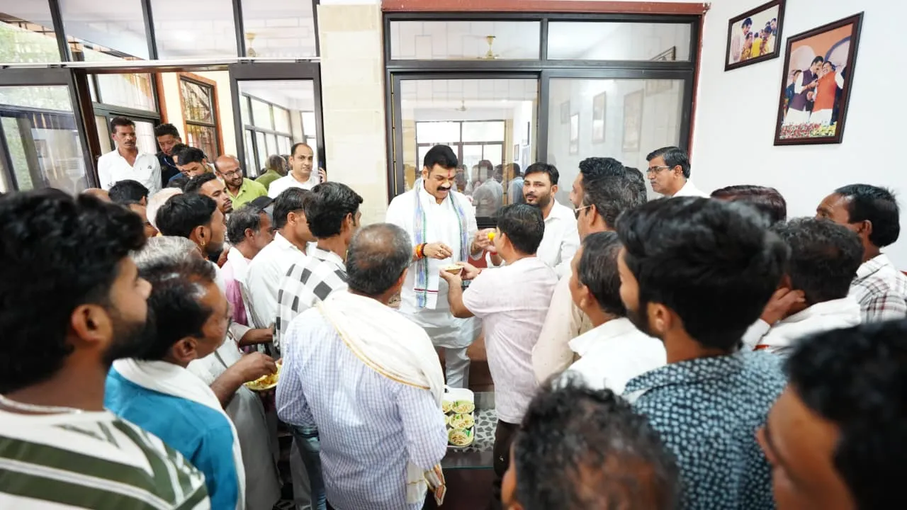 *बंगाल, आसाम और पुडुचेरी में भाजपा पर जनता के विश्वास की ऐतिहासिक जीत : गोविंद सिंह राजपूत* *खाद्य मंत्री ने ने झालमुड़ी खिलाकर कार्यकर्ताओं संग बांटी खुशियां, मातेश्वरी निवास पर मना विजय उत्सव*