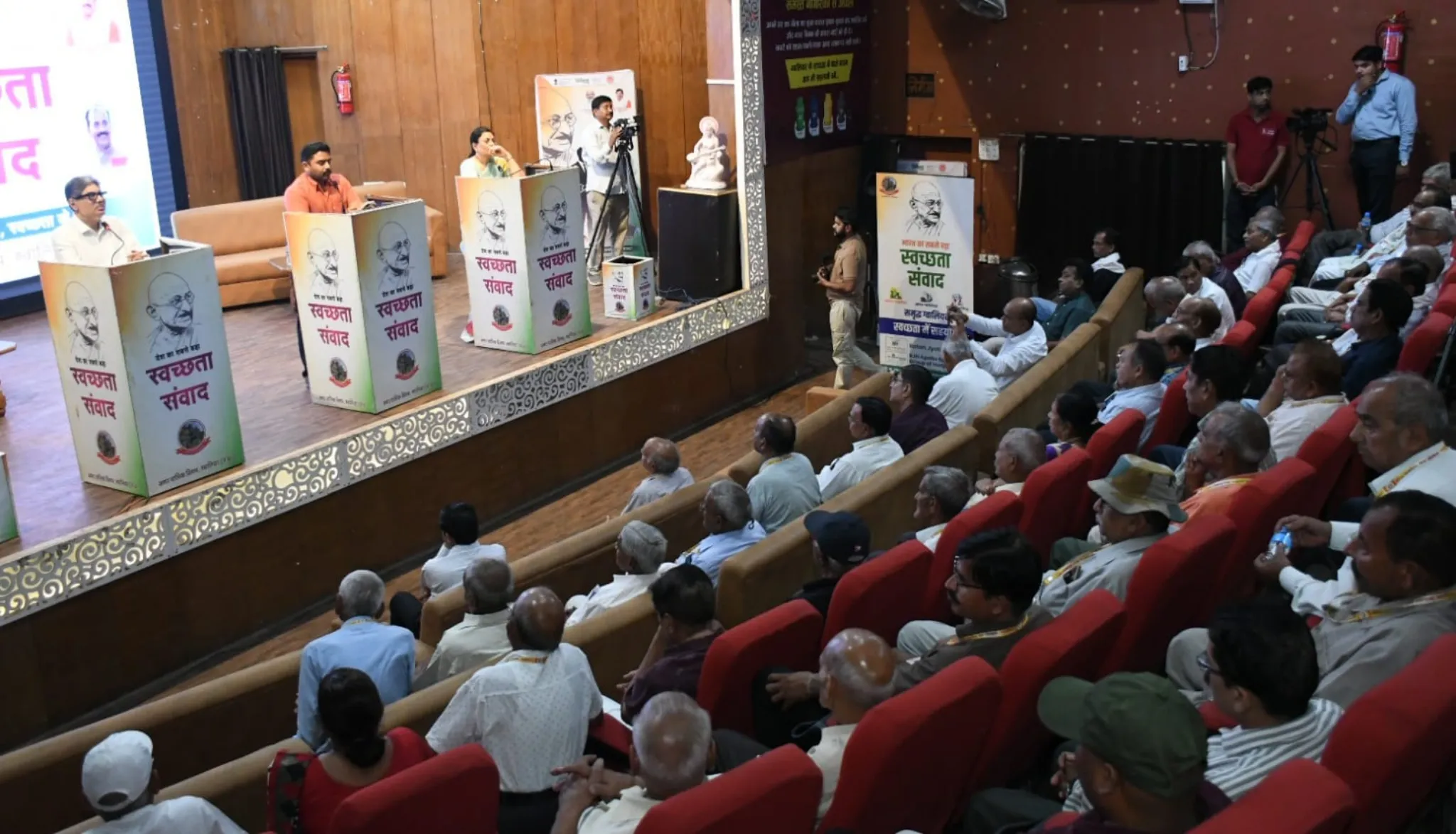 स्वच्छता संवाद
बुजुर्ग भी बनेंगे स्वच्छता के वालेंटियर

स्वतंत्रता संग्राम सेनानी ने दिलाई स्वच्छता की शपथ
