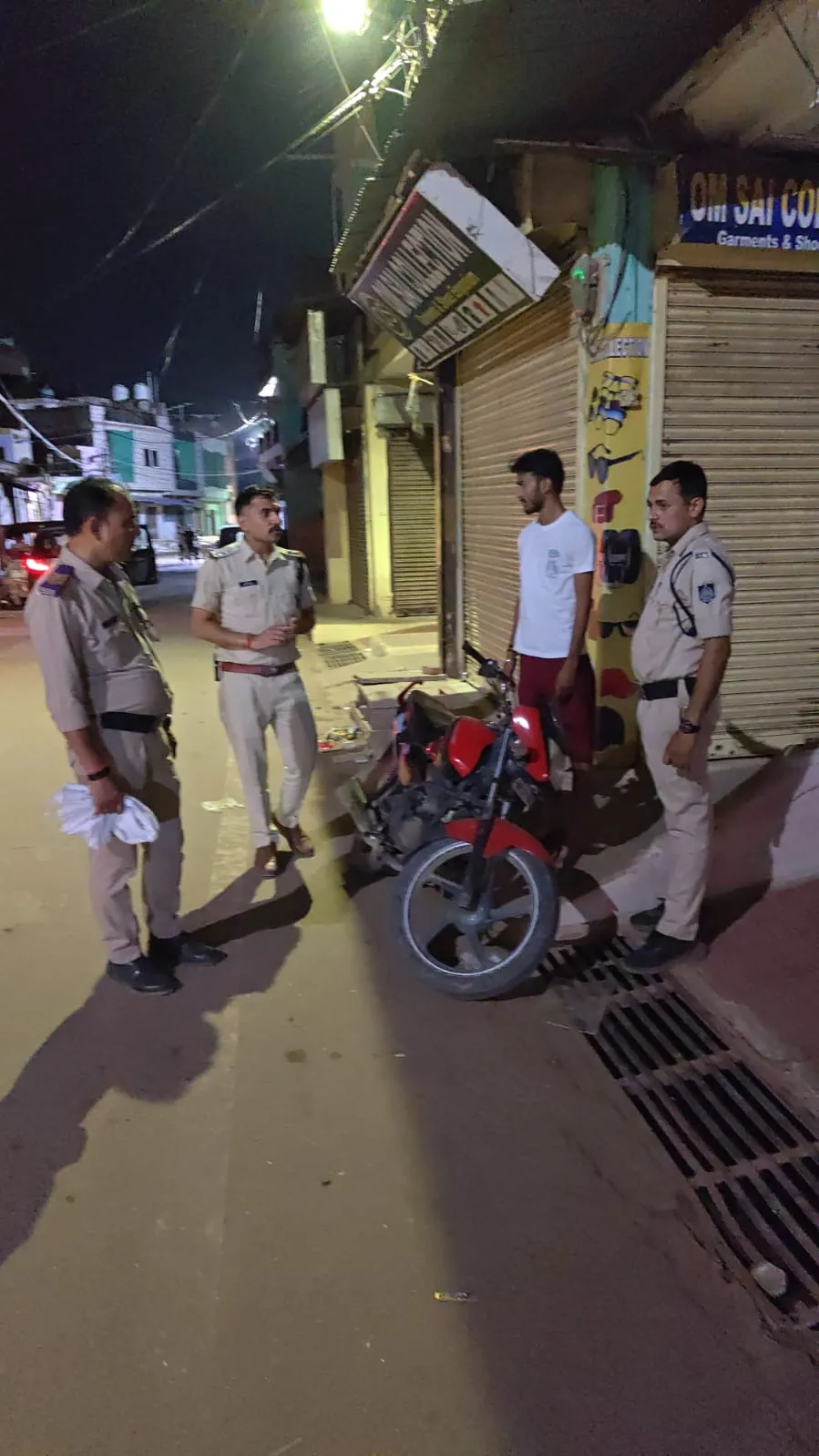 कॉम्बिंग गश्त के दौरान 249 फरार स्थाई एवं गिरफ्तारी वारंटियों को गिरफ्तार कर 303 गुण्डा व हिस्ट्रीशीटरों को किया चेक