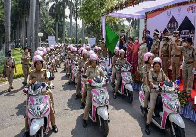 थाना अतरसुइया एंटी रोमियो स्क्वाड व महिला बीट अधिकारियों द्वारा सार्वजनिक स्थानों में जागरूकता अभियान चलाया गया
