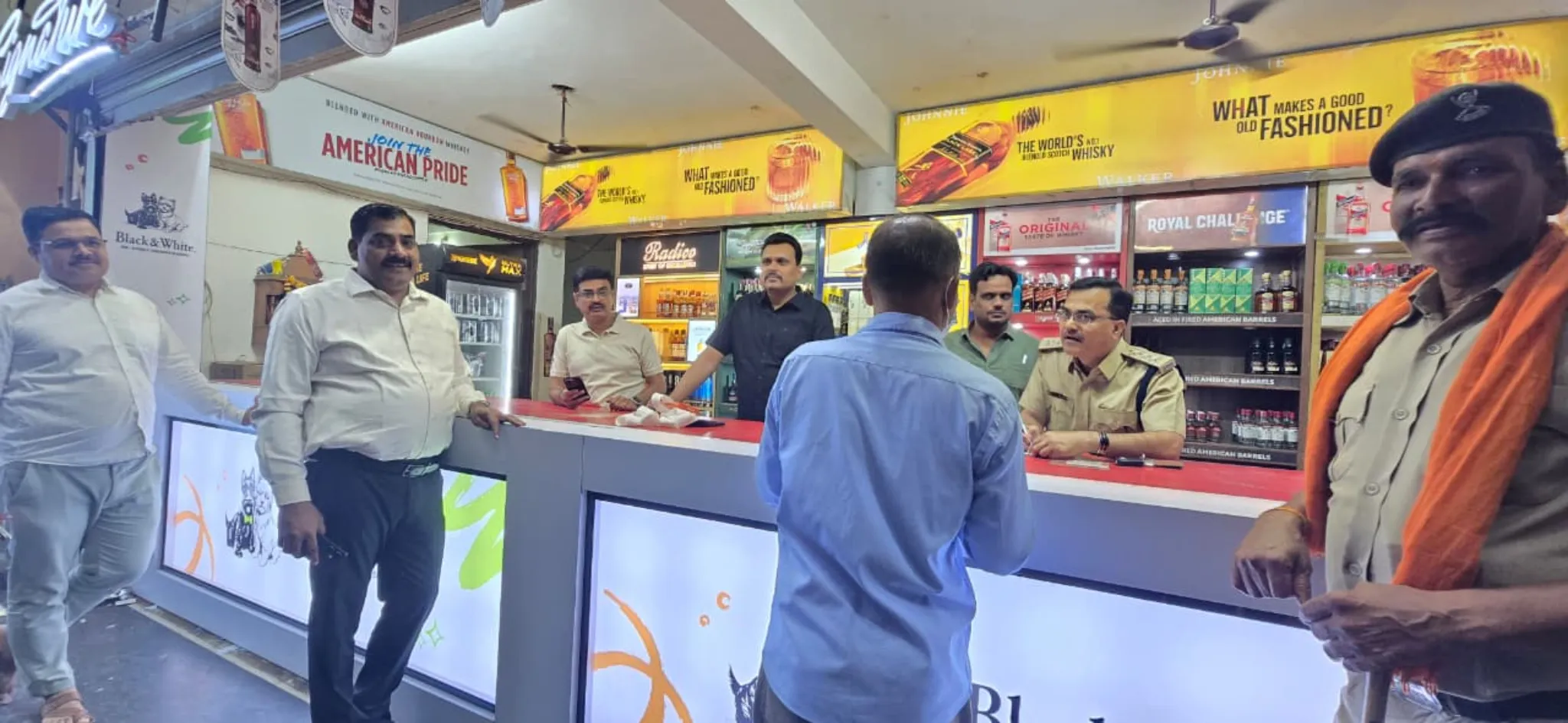 देर रात शराब दुकानों का औचक निरीक्षण निर्धारित समय के बाद खुली मिलीं शराब दुकानों के खिलाफ होगी सख्त कार्रवाई आरोप पत्र जारी