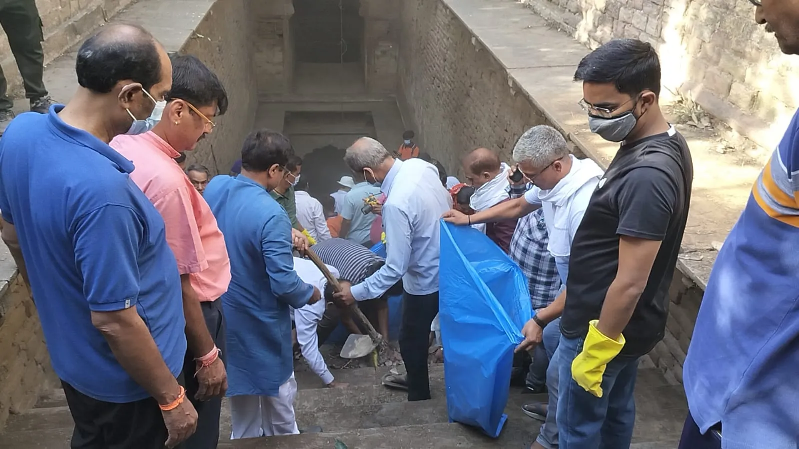 खेड़ापति बावड़ी में चला जल गंगा संवर्धन अभियान
बावड़ी को किया स्वच्छ, दिलाई स्वच्छता की शपथ