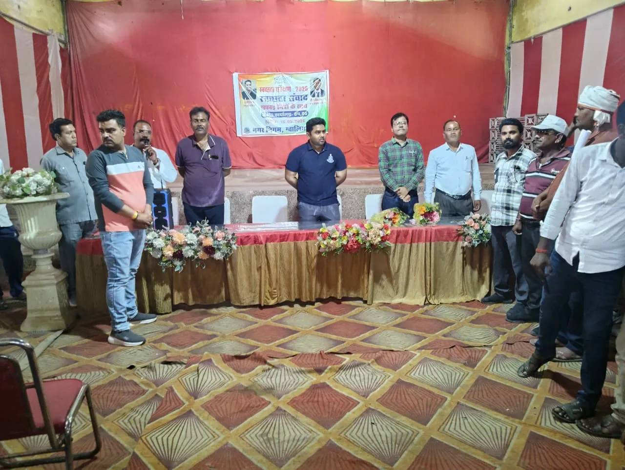 अपर आयुक्त टी. प्रतीक राव ने सफाई मित्रों से किया संवाद, फ्रूटी और ग्लूकोज का किया वितरण