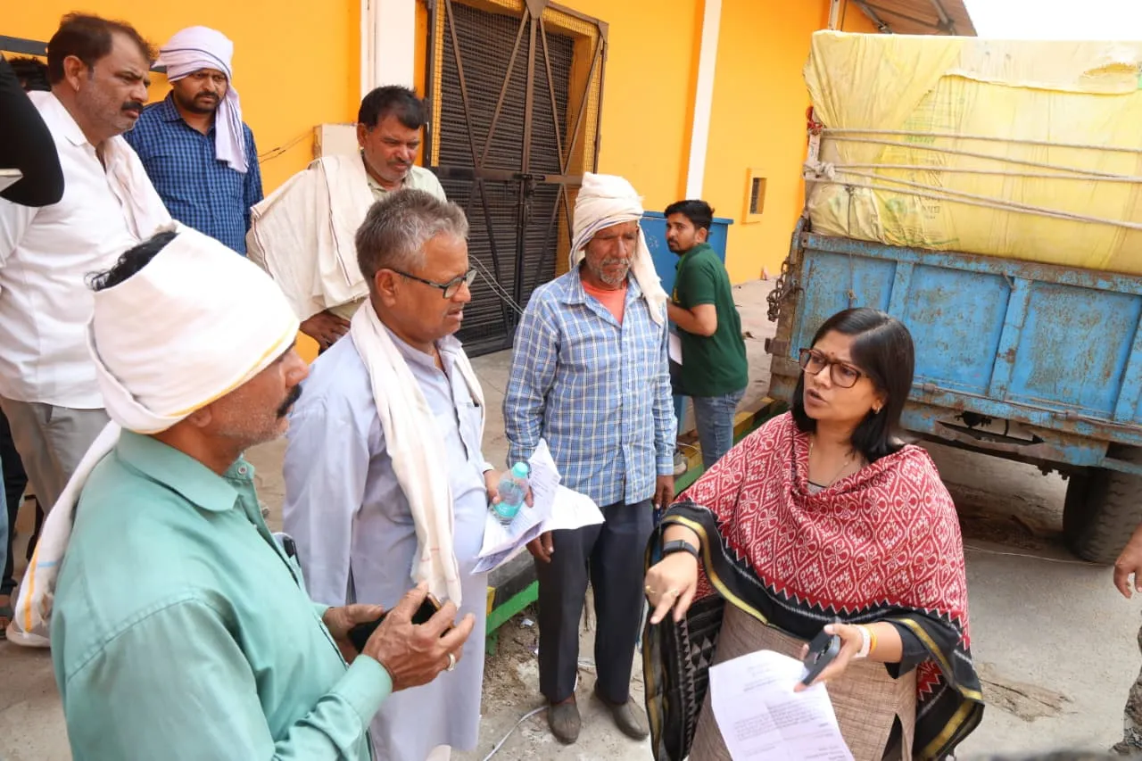 कलेक्टर ने किया उपार्जन केन्द्रों का औचक निरीक्षण, तौल-कांटे कम मिलने पर की सख्त कार्रवाई समिति प्रबंधक निलंबित, खरीदी प्रभारी का वेतन काटने और नोडल अधिकारी की वेतनवृद्धि रोकने के निर्देश