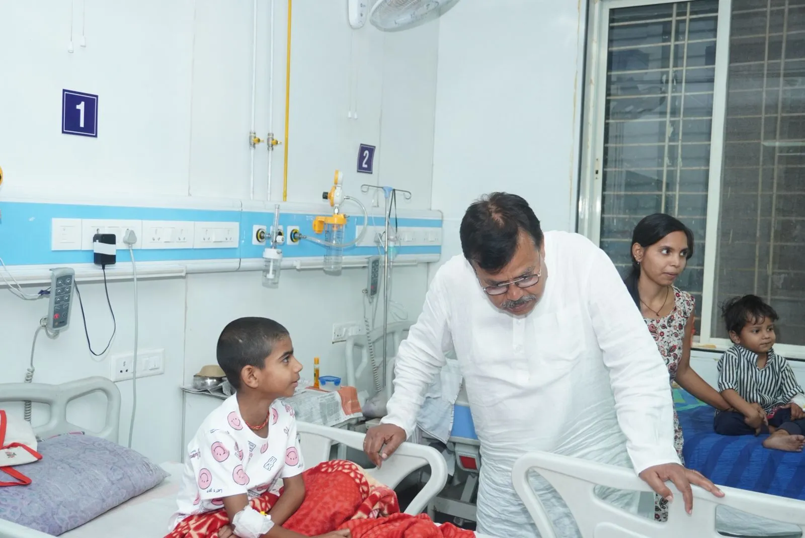 ऊर्जा मंत्री श्री तोमर ने रात में किया सिविल अस्पताल हजीरा, बिरला नगर सहित विद्युत केन्द्रों का औचक निरीक्षण