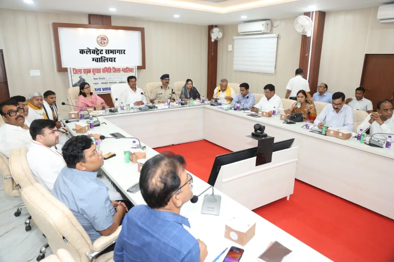 शहर में सुगम यातायात के लिये नई सड़कों व फ्लाईओवर की रूपरेखा तैयार सांसद श्री कुशवाह की अध्यक्षता में जिला सड़क सुरक्षा समिति की बैठक आयोजित सांसद ने एस्टीमेट सहित नई सड़कों के प्रस्ताव शासन की मंजूरी के लिये भेजने के दिए निर्देश
