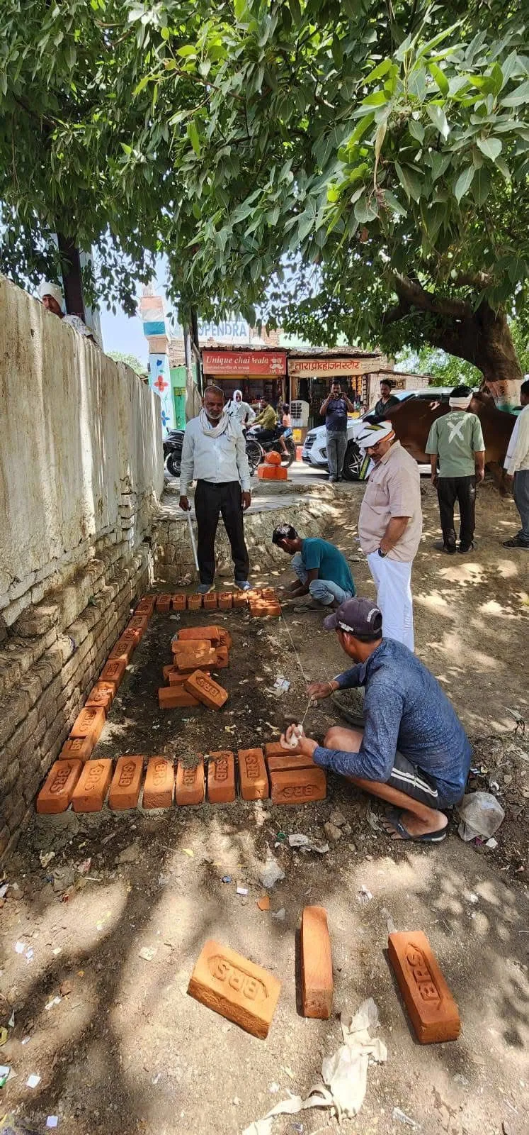 तेज धूप और भीषण गर्मी के बीच जहां इंसान घरों में राहत ढूंढ लेता है, वहीं सड़क पर घूमने वाले बेसहारा पशु, गाय, पक्षी और अन्य बेजुबान जीव पानी की कमी से सबसे ज्यादा परेशान होते हैं इन्हीं हालातों को देखते हुए प्रदेश महासचिव श्री सुनील शर्मा जी द्वारा इंटक मैदान में बेसहारा पशु-पक्षियों के लिए पीने के पानी की सीमेंट की टंकी का निमार्ण किया गया है 