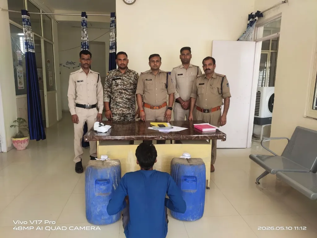 थाना करहिया पुलिस की अवैध शराब के खिलाफ कार्यवाही  ग्राम जतरथी में हाथ भट्टी की अवैध कच्ची शराब सहित एक आरोपी को करहिया पुलिस ने पकड़कर 70 लीटर कच्ची शराब की जप्त