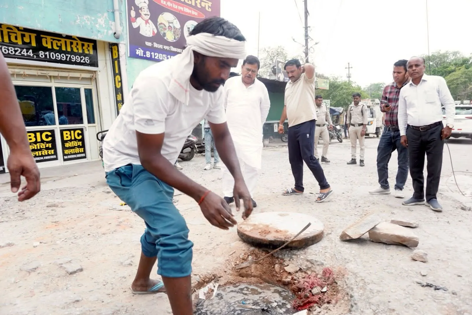 विकास कार्यों में गुणवत्ता के साथ कोई समझौता न हो - ऊर्जा मंत्री श्रीतोमर ऊर्जा मंत्री श्री तोमर ने सीवर सफाई और नवीन लाइन बिछाने के कार्य का किया निरीक्षण