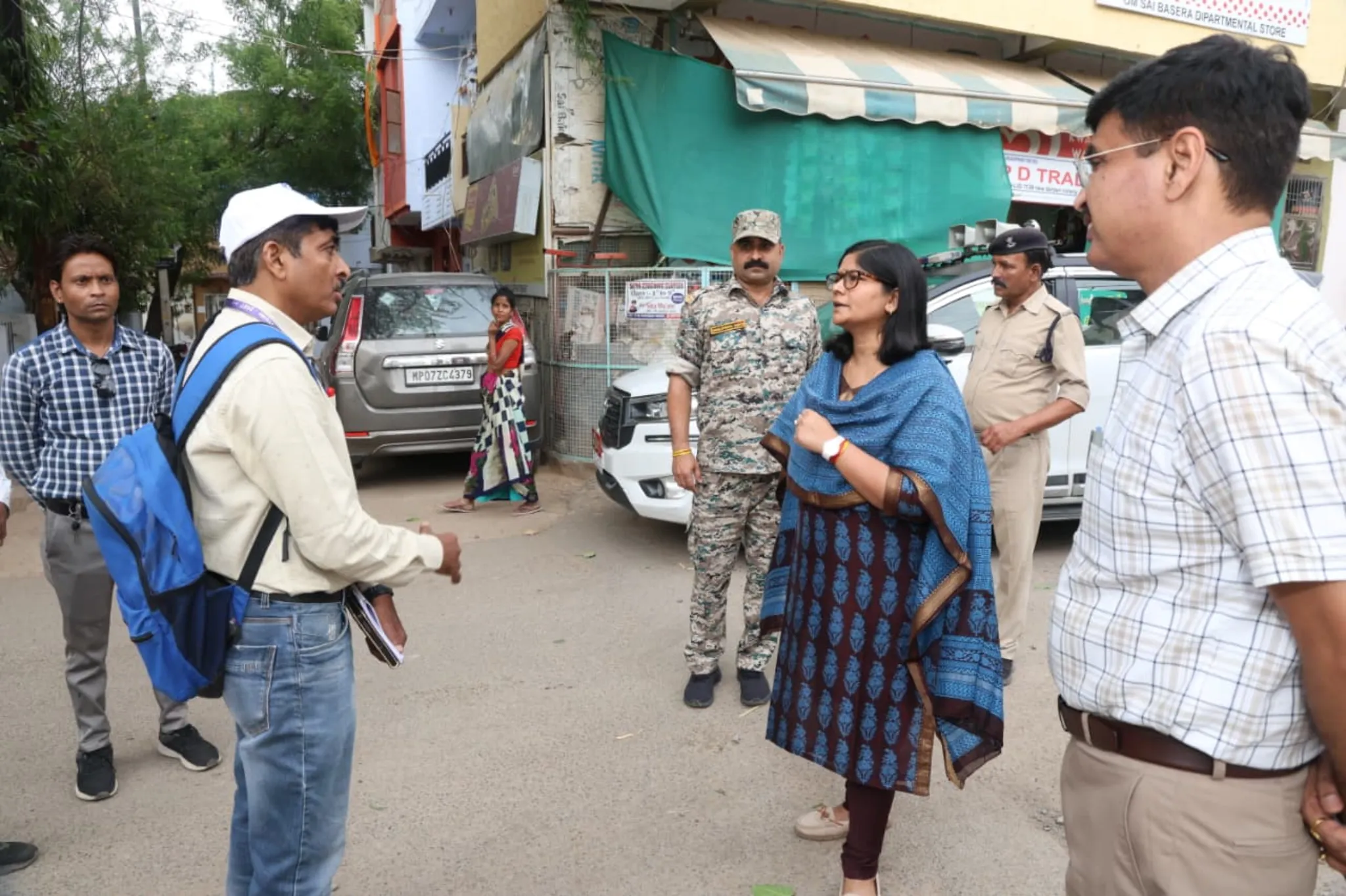 जनगणना-2027

कलेक्टर श्रीमती चौहान ने जनगणना कार्य का किया निरीक्षण 

अपनी मौजूदगी में न्यू दर्पण कॉलोनी के एक मकान की कराई ऑनलाइन गणना 

प्रगणकों द्वारा घर-घर जाकर 34 बिंदुओं में भरी जा रही है ऑनलाइन जानकारी 