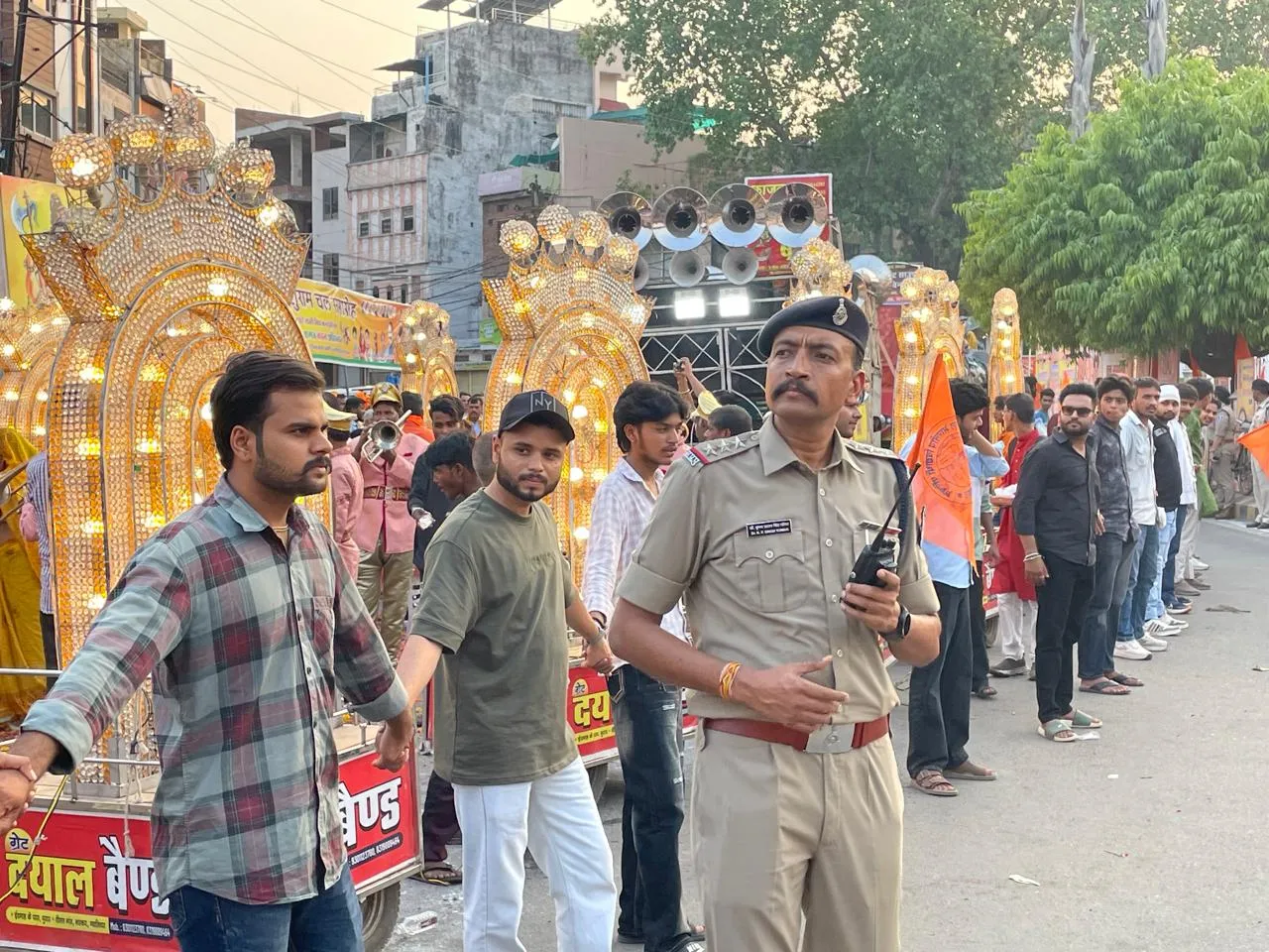 यातायात पुलिस एवं एमएलबी कॉलेज के छात्रों द्वारा इंदरगंज चौराहे पर मानव श्रृंखला बनाकर चलाया यातायात जागरूकता अभियान