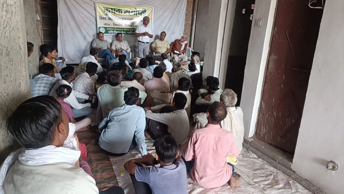 ग्वालियर। कृषि विज्ञान केन्द्र, ग्वालियर द्वारा आज दिनांक 29/05/2026 को खरीफ फसलों की बोनी पूर्व संतुलित पोषक तत्व प्रबंधन पर कृषक संगोष्ठी का आयोजन अंगीकृत ग्राम सिरसौद में किया गया। संगोष्ठी भारतीय कृषि अनुसंधान परिषद - क्षेत्रीय आलू अनुसंधान केन्द्र, ग्वालियर के साथ संयुक्त रूप से आयोजित की गई। संगोष्ठी में केन्द्र के वरिष्ठ वैज्ञानिक एवं प्रमुख डॉ. शैलेन्द्र सिंह कुशवाह ने बताया कि खरीफ फसल तिल, ज्वार, धान एवं सब्जियों में पोषक तत्व प्रबंधन पर विस्तार से चर्चा की।
