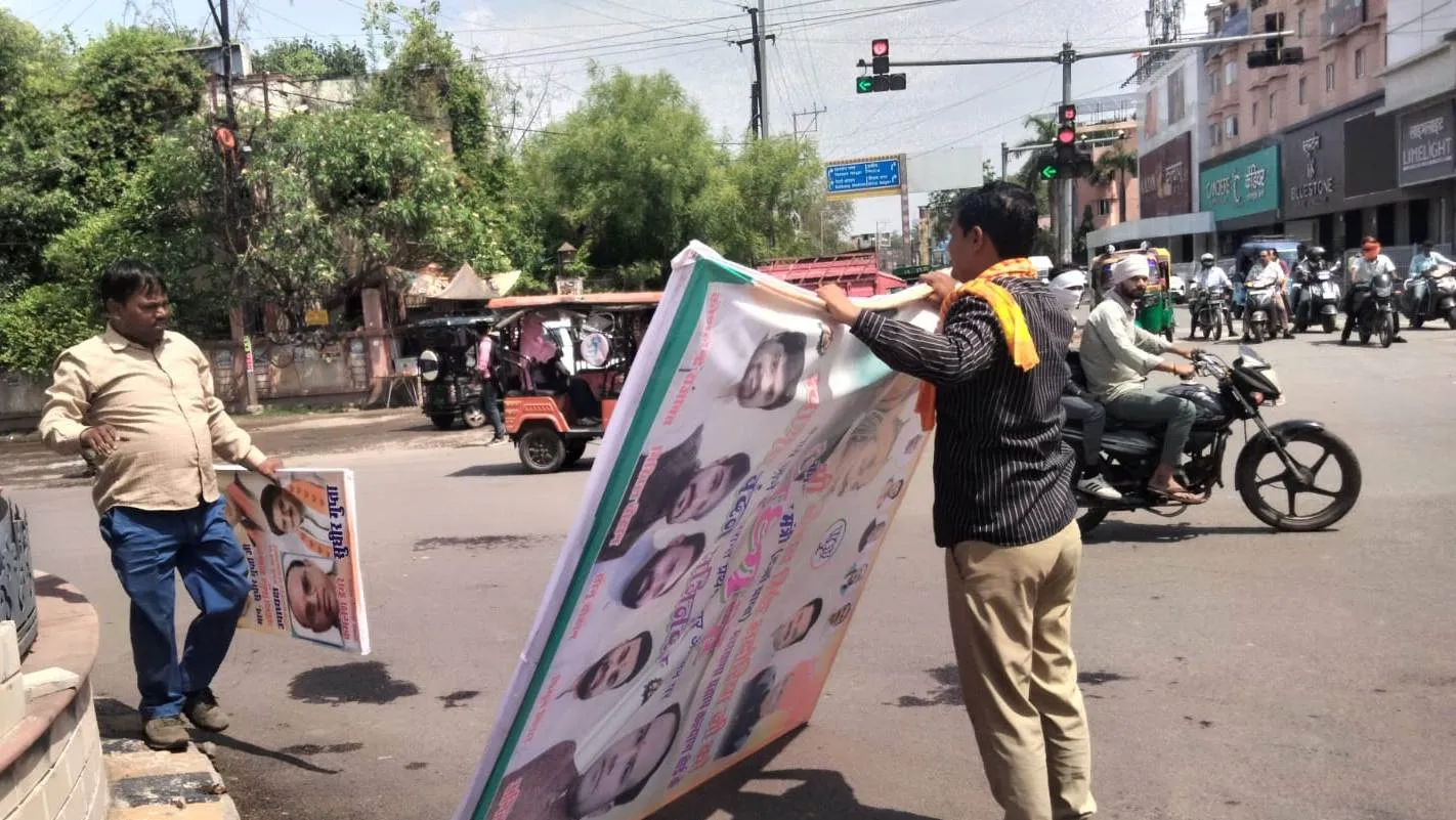 यातायात में अवरूद्ध पोस्टर, बैनर, कटआउट को हटाया 