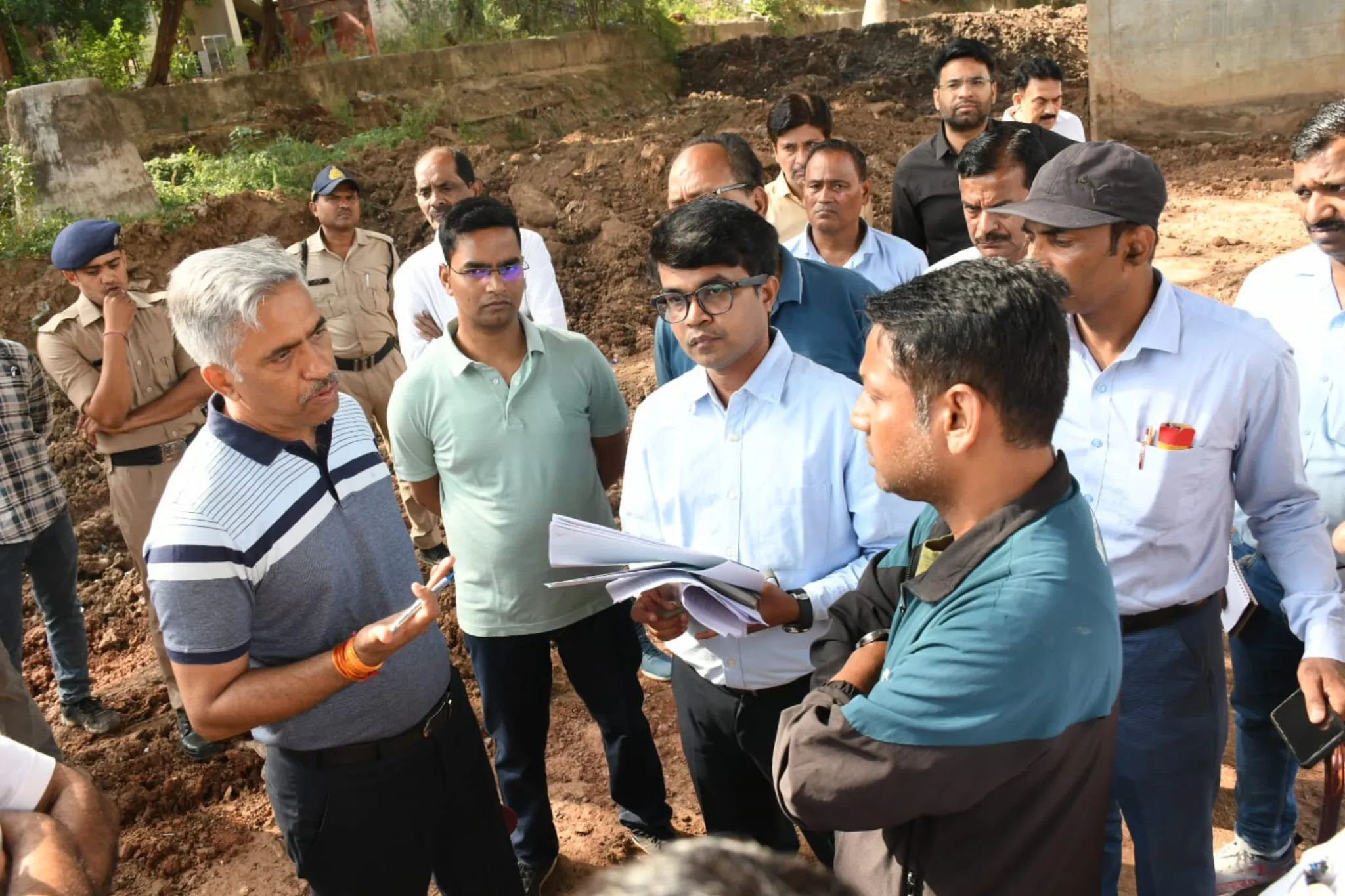 अपर मुख्य सचिव श्री दुबे ने एलिवेटेड रोड, नाला सफाई और मल्टीलेवल पार्किंग का किया निरीक्षण