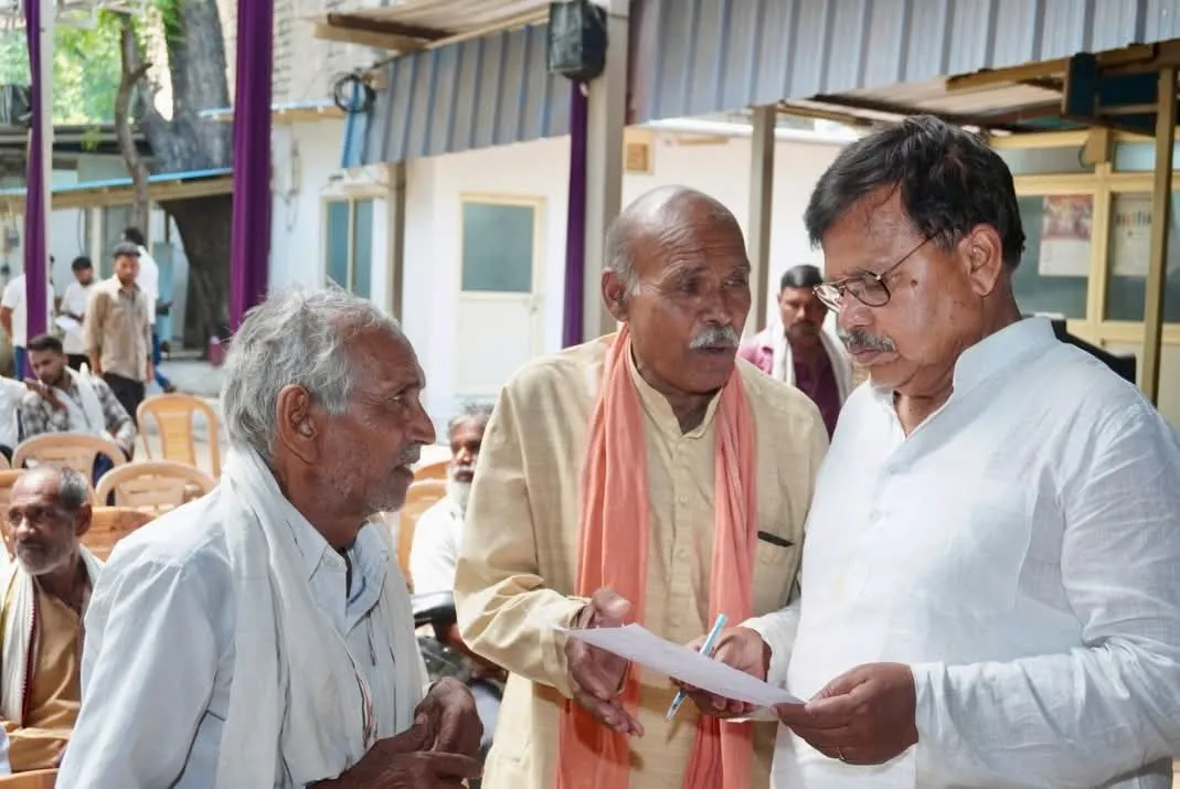 हर जरुरतमंद को मिलेगा सरकारी योजनाओं का लाभ - ऊर्जा मंत्री श्री तोमर  दिवंगत विद्युत कर्मी की पत्नी को सौंपा 4 लाख का चैक  ऊर्जा मंत्री श्री तोमर ने जनसुनवाई में किया आमजनों की समस्याओं का त्वरित समाधान