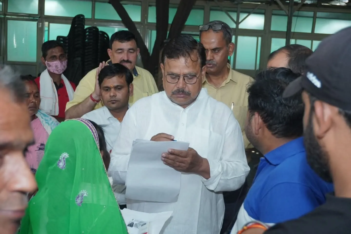 हर जरुरतमंद के चेहरे पर खुशहाली लाना सरकार का मकसद - ऊर्जा मंत्री श्री तोमर ऊर्जा मंत्री श्री तोमर ने जनसुनवाई में किया समस्याओं का निराकरण