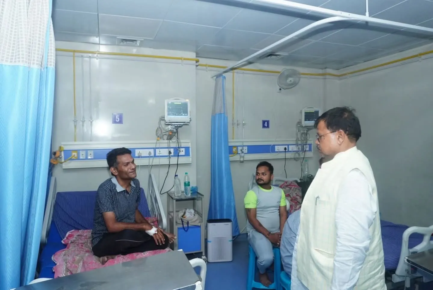 रात डेढ़ बजे सिविल अस्पताल हजीरा का ऊर्जा मंत्री श्री तोमर ने किया निरीक्षण विनय नगर में लगाई जन-चौपाल