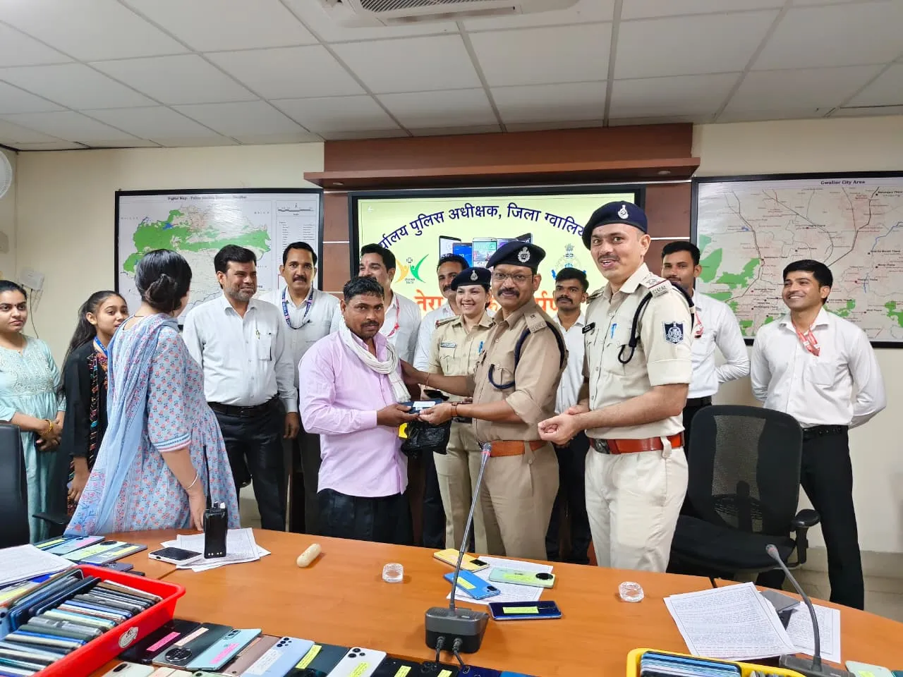 तेरा तुझको अर्पण अभियान के तहत ग्वालियर पुलिस का आमजन को उपहार साइबर सेल ग्वालियर ने CEIR PORTAL के माध्यम से 01 करोड़ 41 लाख रूपये कीमत के 571 मोबाइल खोजे