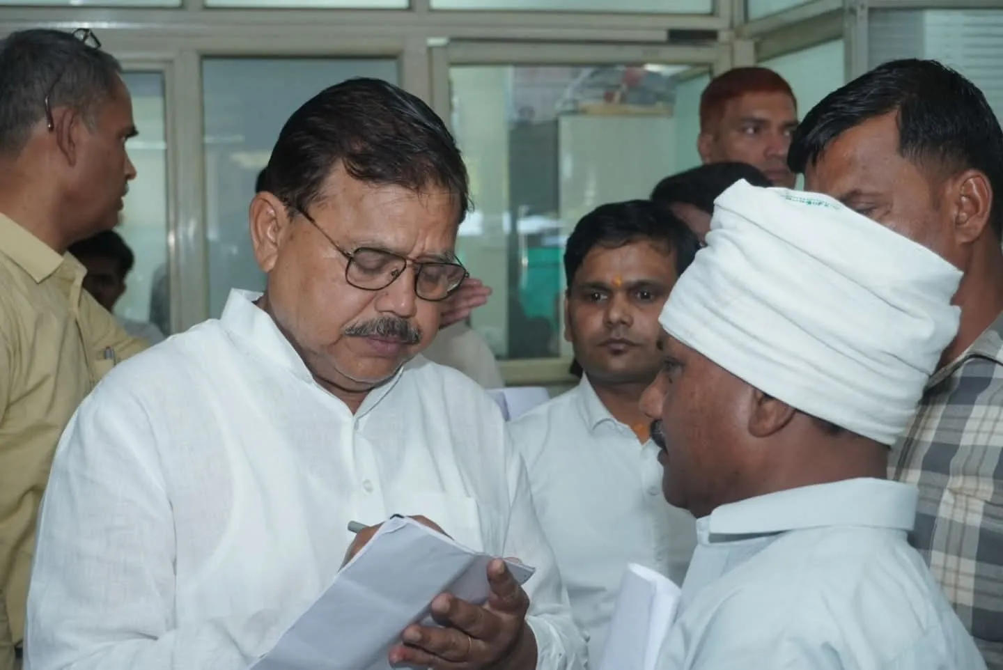 हर जरुरतमंद के चेहरे पर खुशहाली लाना सरकार का मकसद - ऊर्जा मंत्री श्री तोमर ऊर्जा मंत्री श्री तोमर ने जनसुनवाई में किया समस्याओं का निराकरण