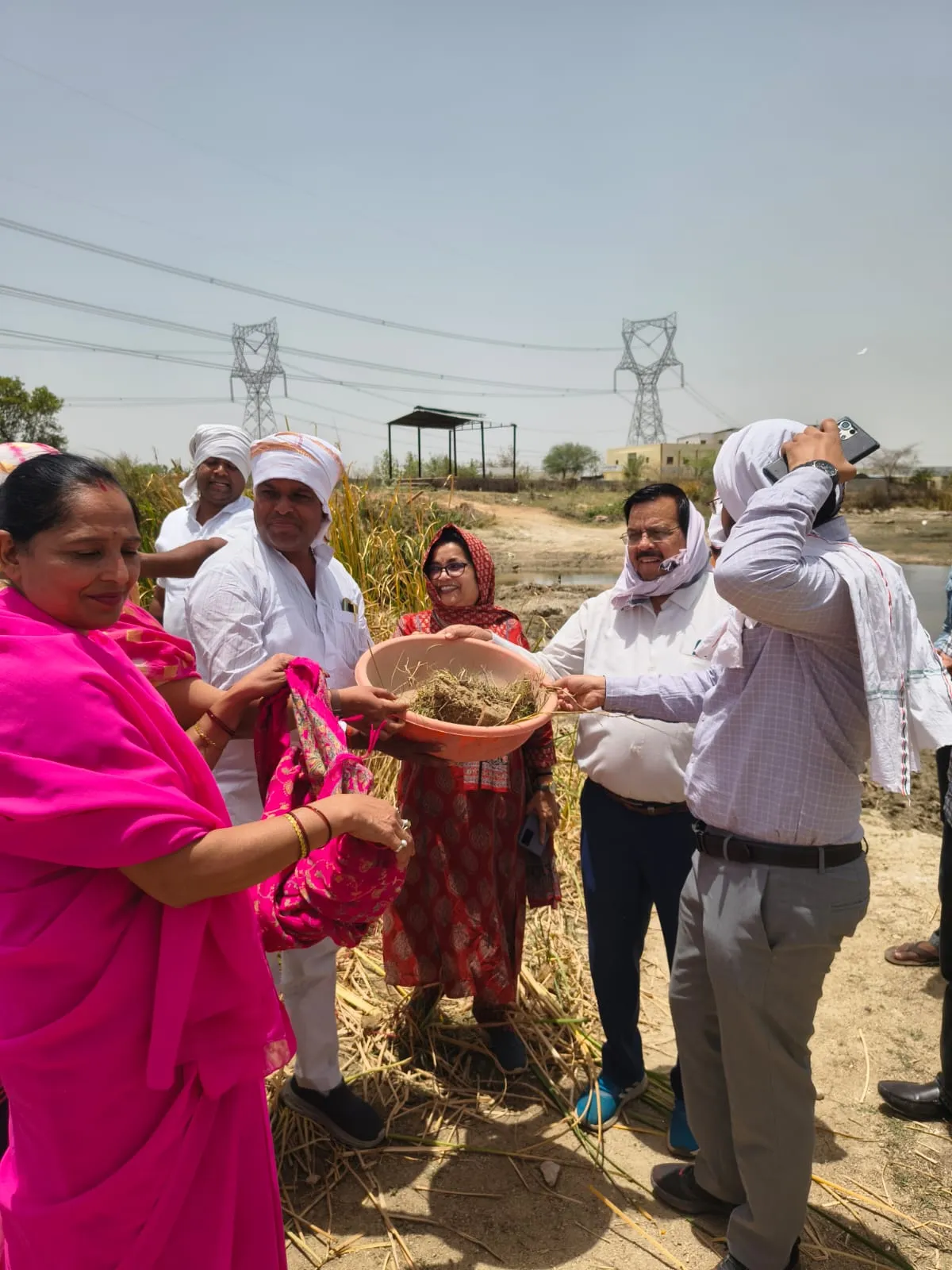 जिले के ग्रामीण अंचल में भी गंगा दशहरा पर्व पर जल स्त्रोतों की रक्षा के लिये चला अभियान प्रभात फेरी व कलश यात्राएं निकलीं, चुनरी अर्पण, दीपदान व सामूहिक श्रमदान कार्यक्रम हुए