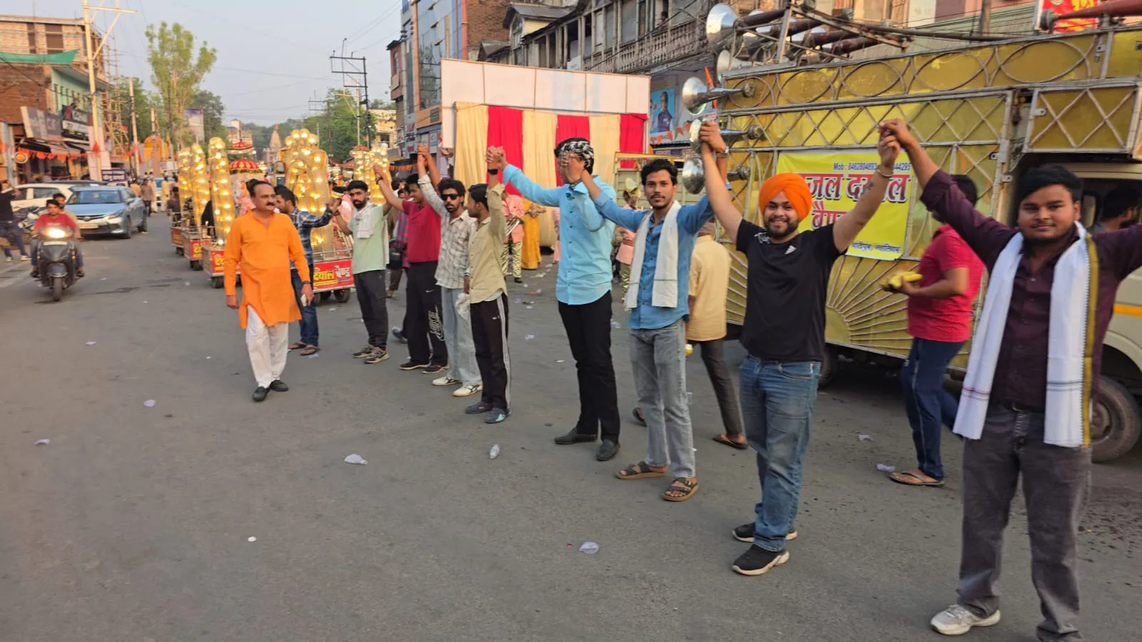 यातायात पुलिस एवं एमएलबी कॉलेज के छात्रों द्वारा इंदरगंज चौराहे पर मानव श्रृंखला बनाकर चलाया यातायात जागरूकता अभियान