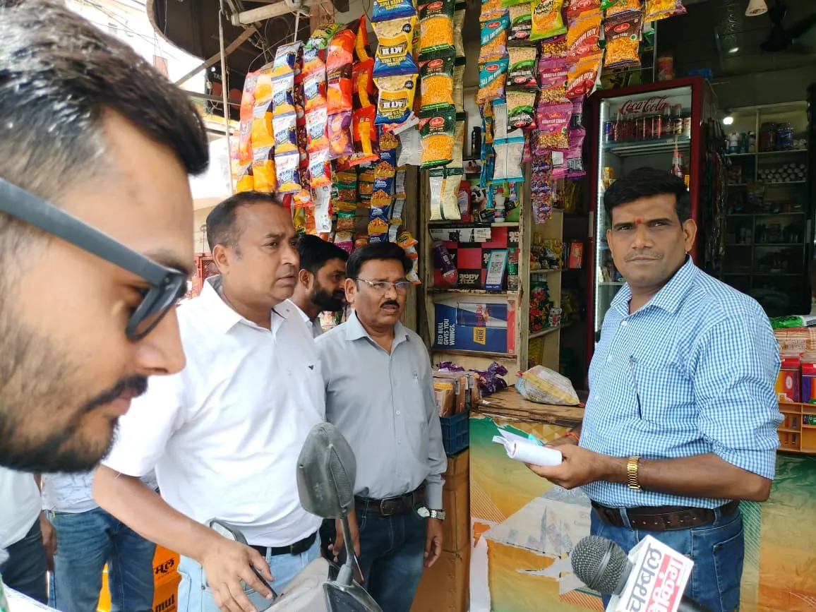 ग्वालियर में अनाधिकृत रूप से बेच रहे तम्बाकू 12 दुकानदारो पर 2400/- का चालान:-  ( जिला चिकित्सालय में लगी प्रदर्शनी और आमजन को सिविल सर्जन ने दिलाई शपथ )
