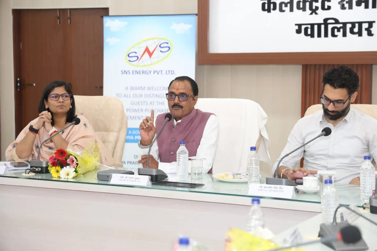 "प्रधानमंत्री सूर्य घर : मुफ्त बिजली योजना"  प्रदेश के सभी शासकीय भवनों पर रेस्को परियोजना अंतर्गत सोलर प्लांट स्थापित किए जायेंगे – नवकरणीय ऊर्जा मंत्री श्री शुक्ला  ग्वालियर के शासकीय भवनों में शून्य निवेश से बिजली की बचत : रेस्को परियोजना अंतर्गत सोलर प्लांट के लिये हुए विद्युत क्रय अनुबंध 