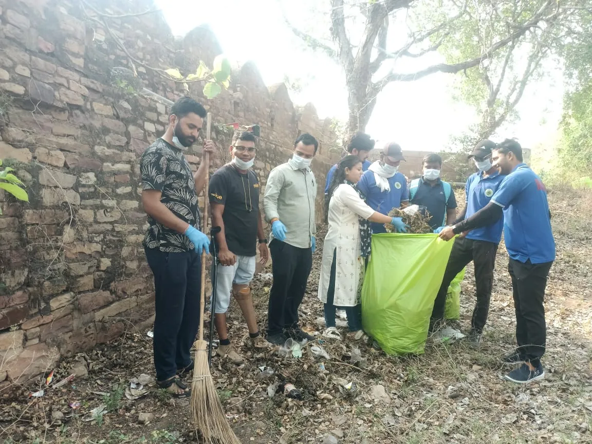 स्वच्छता ब्रांड एंबेसडर प्रमोद ने मातृशक्ति के साथ ग्वालियर किले पर किया महा-श्रमदान  ​1 साल के बच्चों के साथ कचरा बीनती दो महिला सदस्यों को देख बोले प्रमोद— "माँ के संस्कार ही गढ़ेंगे स्वच्छ ग्वालियर"  ​फरवरी 2022 के हादसे के बाद साहस की मिसाल बने प्रमोद ने 'मदर्स डे' पर धरती माँ की सेवा का दिया संदेश