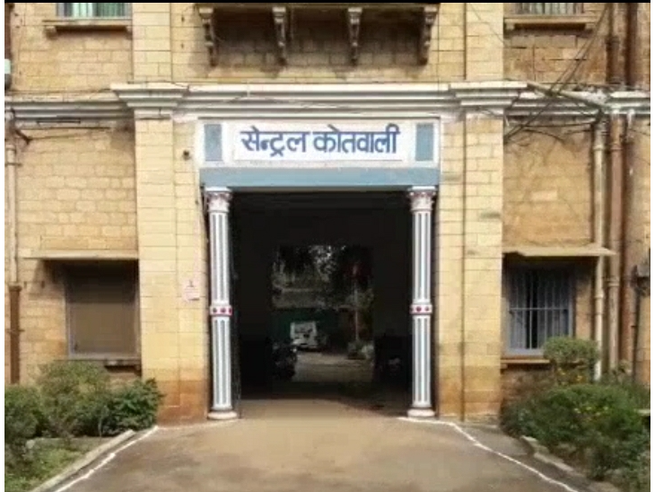 थाना कोतवाली पुलिस की अवैध हथियार रखने वाले बदमाश के खिलाफ कार्यवाही  वारदात की नियत से गोरखी पार्किंग के पास खड़े बदमाश को थाना कोतवाली पुलिस ने एक लोहे की छुरी सहित किया गिरफ्तार