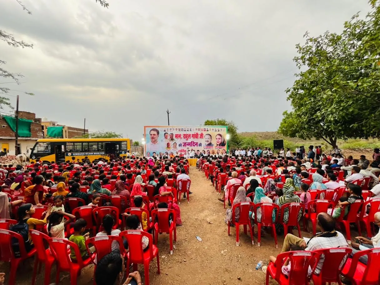 विधायक डाॅ. सिकरवार के नेतृत्व में श्री राहुल गांधी का जन्मदिन धूमधाम से मनाया 501 बच्चों को श्री गांधी की फोटो युक्त टी-शर्ट और मिष्ठान वितरण किया 56 पाउंड का केक काटकर मनाया जन्मदिन