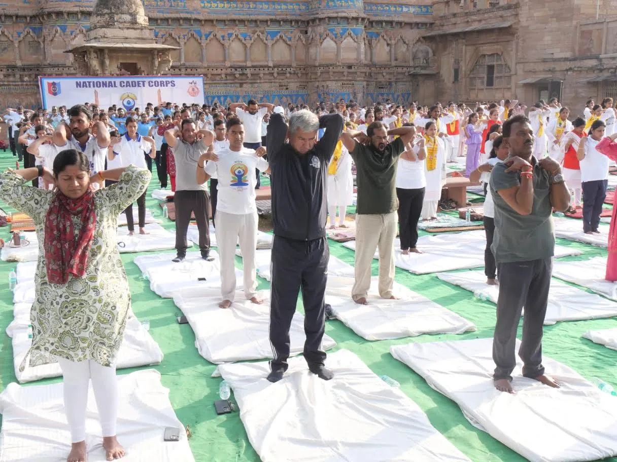योगमय हुआ ग्वालियर, जिले में भव्यता के साथ मना 12वाँ अंतर्राष्ट्रीय योग दिवस ऐतिहासिक दुर्ग पर प्रभारी मंत्री श्री सिलावट के मुख्य आतिथ्य में हुआ जिला स्तरीय कार्यक्रम का आयोजन
प्रभारी मंत्री श्री सिलावट व सांसद श्री भारत सिंह सहित अन्य जनप्रतिनिधिगणों एवं वरिष्ठ अधिकारियों ने किया सामूहिक योगाभ्यास योग से मन को शांति मिलती है और शरीर निरोगी रहता है – प्रभारी मंत्री श्री सिलावट