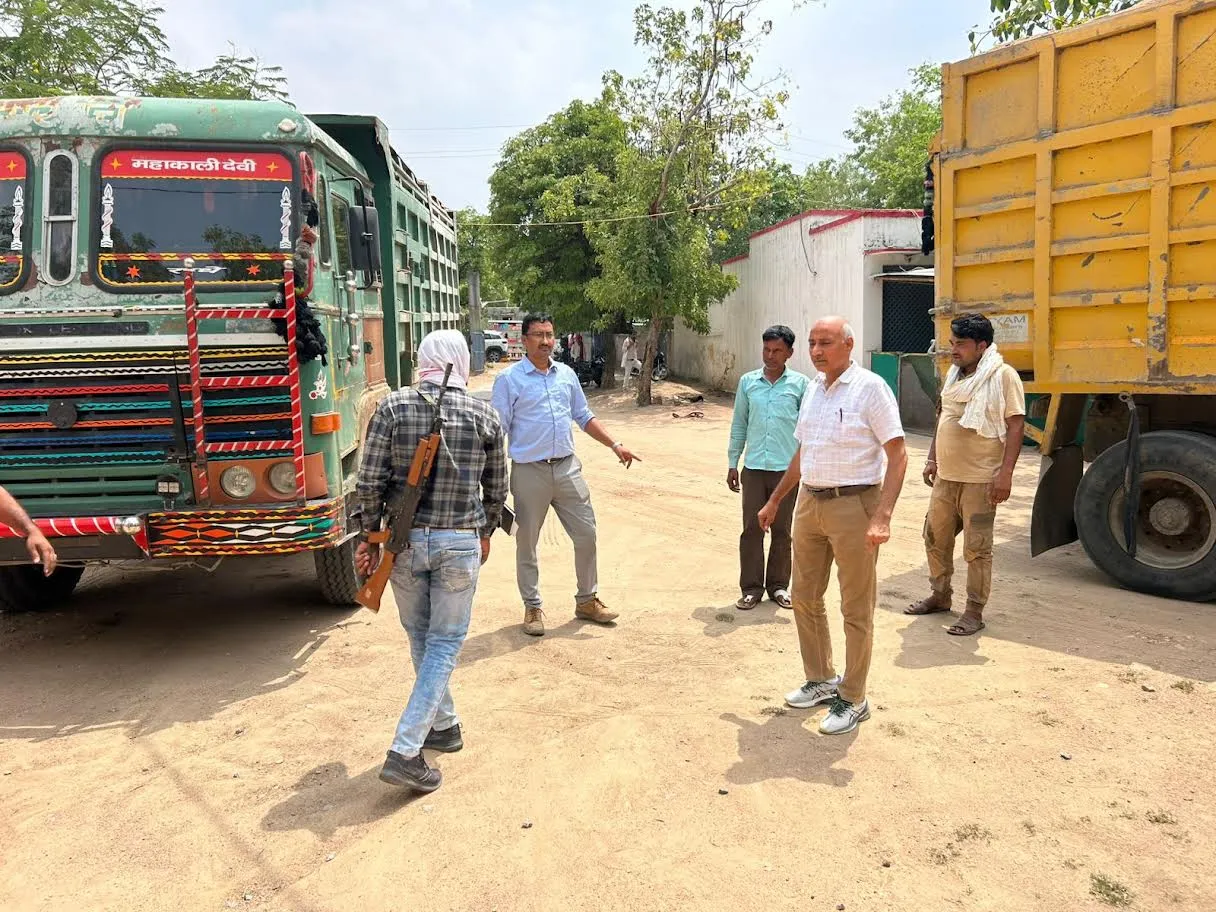रेत के अवैध परिवहन में लिप्त तीन डम्फर जब्त जिले में रेत के अवैध उत्खनन, परिवहन व भण्डारण के खिलाफ विशेष मुहिम जारी