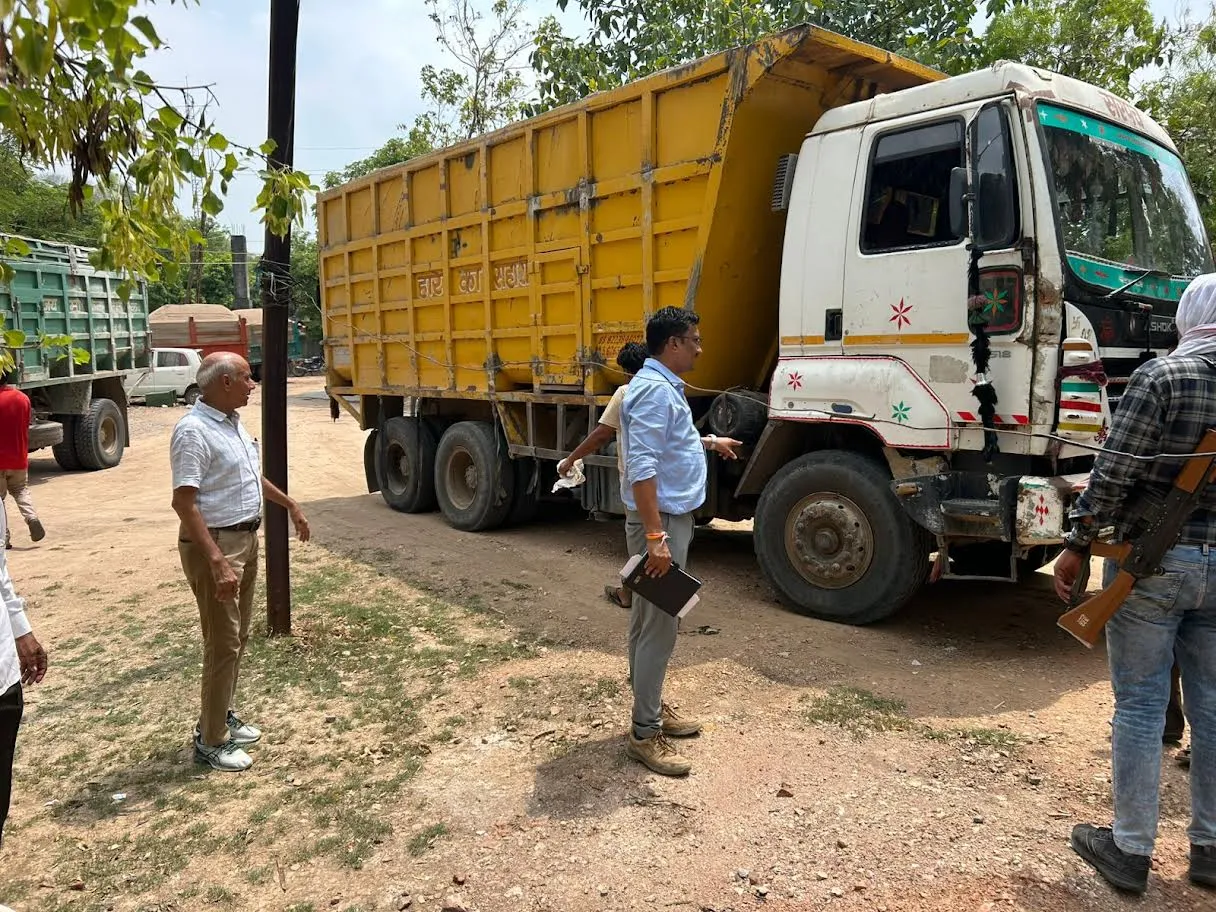रेत के अवैध परिवहन में लिप्त तीन डम्फर जब्त जिले में रेत के अवैध उत्खनन, परिवहन व भण्डारण के खिलाफ विशेष मुहिम जारी