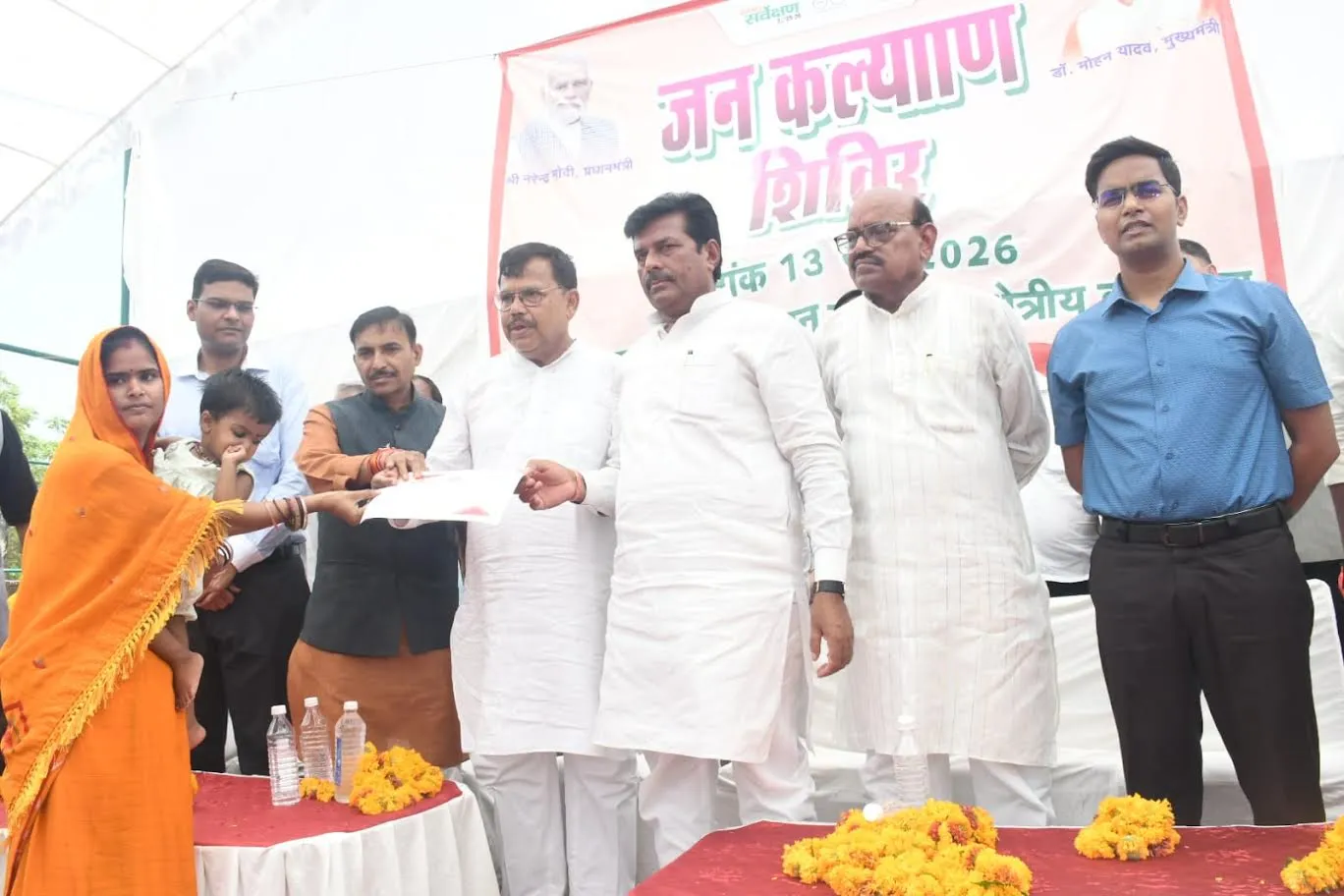 हर जरूरतमंद तक पहुंचेगा शासन की योजनाओं का लाभ - ऊर्जा मंत्री तोमर
ग्वालियर में विकास की अनेक परियोजनाओं को दिया जा रहा है मूर्तरूप – सांसद श्री कुशवाह
कांचमिल जनकल्याण शिविर में 1150 से अधिक नागरिकों को मिला योजनाओं का लाभ,  मौके पर हुआ समस्याओं का निराकरण