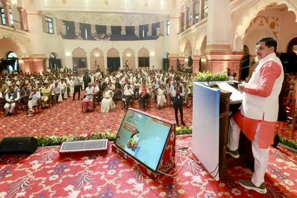 राज्य सरकार प्रदेश में रोजगारपरक उद्योगों की स्थापना को कर रही है प्रोत्साहित - मुख्यमंत्री डॉ. यादव वर्ष 2047 तक प्रदेश में एक करोड़ एमएसएमई की जाएंगी स्थापित
सूक्ष्म, लघु और मध्यम उद्योग भारतीय अर्थव्यवस्था का आधार प्रधानमंत्री श्री मोदी के सुशासन के 12 वर्ष से देशवासियों को सिंहस्थ के समान अमृत स्नान का प्राप्त हुआ अवसर
मुख्यमंत्री डॉ. यादव ने सिंगल क्लिक से 900 एमएसएमई यूनिट्स को 360 करोड़ रुपये से अधिक की वितरित की प्रोत्साहन राशि मुख्यमंत्री ने समृद्ध एमएसएमई-विकसित मध्यप्रदेश कार्यक्रम में उद्यमियों से किया संवाद