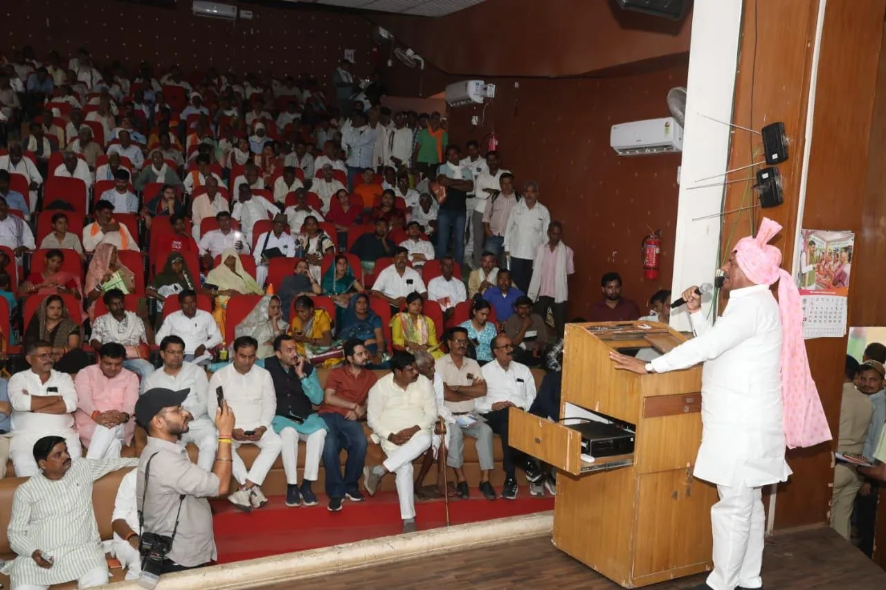 जैविक खेती अपनाने का संकल्प लें किसान, स्वास्थ्य और समृद्धि की मजबूत नींव - सांसद श्री कुशवाह जिला स्तरीय किसान कार्यशाला में जैविक खेती के लाभों पर हुआ मंथन जैविक किसानों का सम्मान भी किया गया
