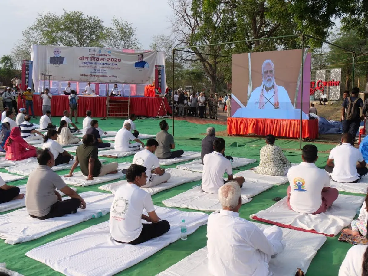 योगमय हुआ ग्वालियर, जिले में भव्यता के साथ मना 12वाँ अंतर्राष्ट्रीय योग दिवस ऐतिहासिक दुर्ग पर प्रभारी मंत्री श्री सिलावट के मुख्य आतिथ्य में हुआ जिला स्तरीय कार्यक्रम का आयोजन
प्रभारी मंत्री श्री सिलावट व सांसद श्री भारत सिंह सहित अन्य जनप्रतिनिधिगणों एवं वरिष्ठ अधिकारियों ने किया सामूहिक योगाभ्यास योग से मन को शांति मिलती है और शरीर निरोगी रहता है – प्रभारी मंत्री श्री सिलावट
