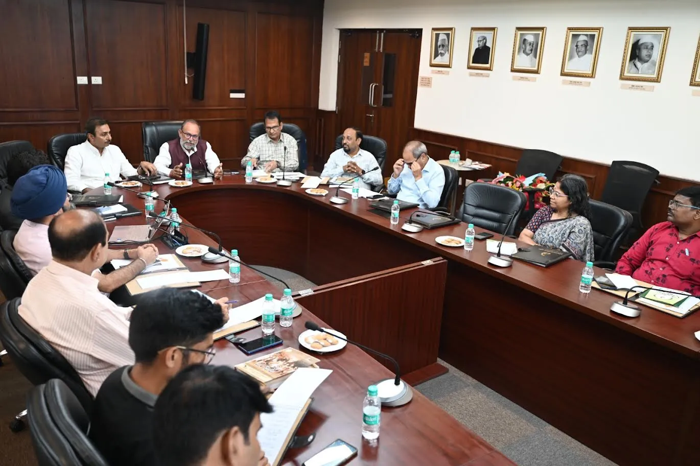 ग्वालियर व्यापार मेले को भव्यता और राष्ट्रीय पहचान दिलाने नई दिल्ली में हुईं उच्च स्तरीय बैठकें
आईटीपीओ एवं विभिन्न राज्यों के एम्पोरियम के साथ बनी रणनीतिक कार्ययोजना
मेला अध्यक्ष श्री जादौन व उपाध्यक्ष श्री गुर्जर के नेतृत्व में प्राधिकरण का प्रतिनिधि मंडल बैठकों में हुआ शामिल