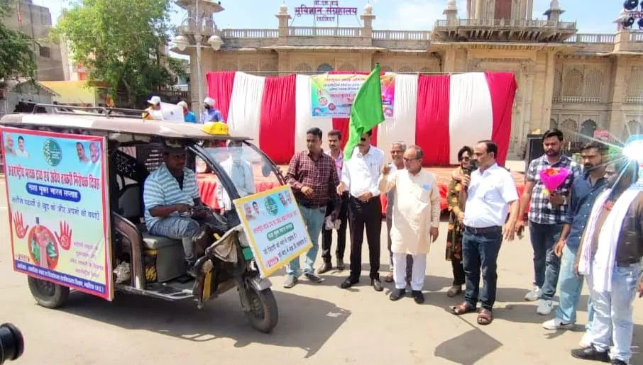 मेला प्राधिकरण के अध्यक्ष श्री जादौन ने नशामुक्ति जागरूकता रथों को दिखाई हरी झंडी