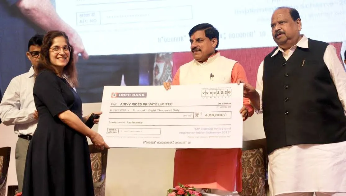 राज्य सरकार प्रदेश में रोजगारपरक उद्योगों की स्थापना को कर रही है प्रोत्साहित - मुख्यमंत्री डॉ. यादव वर्ष 2047 तक प्रदेश में एक करोड़ एमएसएमई की जाएंगी स्थापित
सूक्ष्म, लघु और मध्यम उद्योग भारतीय अर्थव्यवस्था का आधार प्रधानमंत्री श्री मोदी के सुशासन के 12 वर्ष से देशवासियों को सिंहस्थ के समान अमृत स्नान का प्राप्त हुआ अवसर
मुख्यमंत्री डॉ. यादव ने सिंगल क्लिक से 900 एमएसएमई यूनिट्स को 360 करोड़ रुपये से अधिक की वितरित की प्रोत्साहन राशि मुख्यमंत्री ने समृद्ध एमएसएमई-विकसित मध्यप्रदेश कार्यक्रम में उद्यमियों से किया संवाद