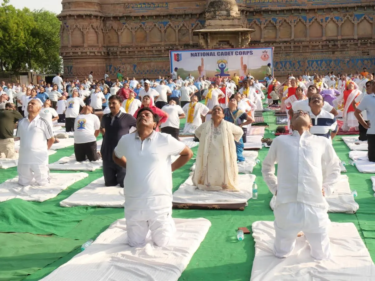योगमय हुआ ग्वालियर, जिले में भव्यता के साथ मना 12वाँ अंतर्राष्ट्रीय योग दिवस ऐतिहासिक दुर्ग पर प्रभारी मंत्री श्री सिलावट के मुख्य आतिथ्य में हुआ जिला स्तरीय कार्यक्रम का आयोजन
प्रभारी मंत्री श्री सिलावट व सांसद श्री भारत सिंह सहित अन्य जनप्रतिनिधिगणों एवं वरिष्ठ अधिकारियों ने किया सामूहिक योगाभ्यास योग से मन को शांति मिलती है और शरीर निरोगी रहता है – प्रभारी मंत्री श्री सिलावट