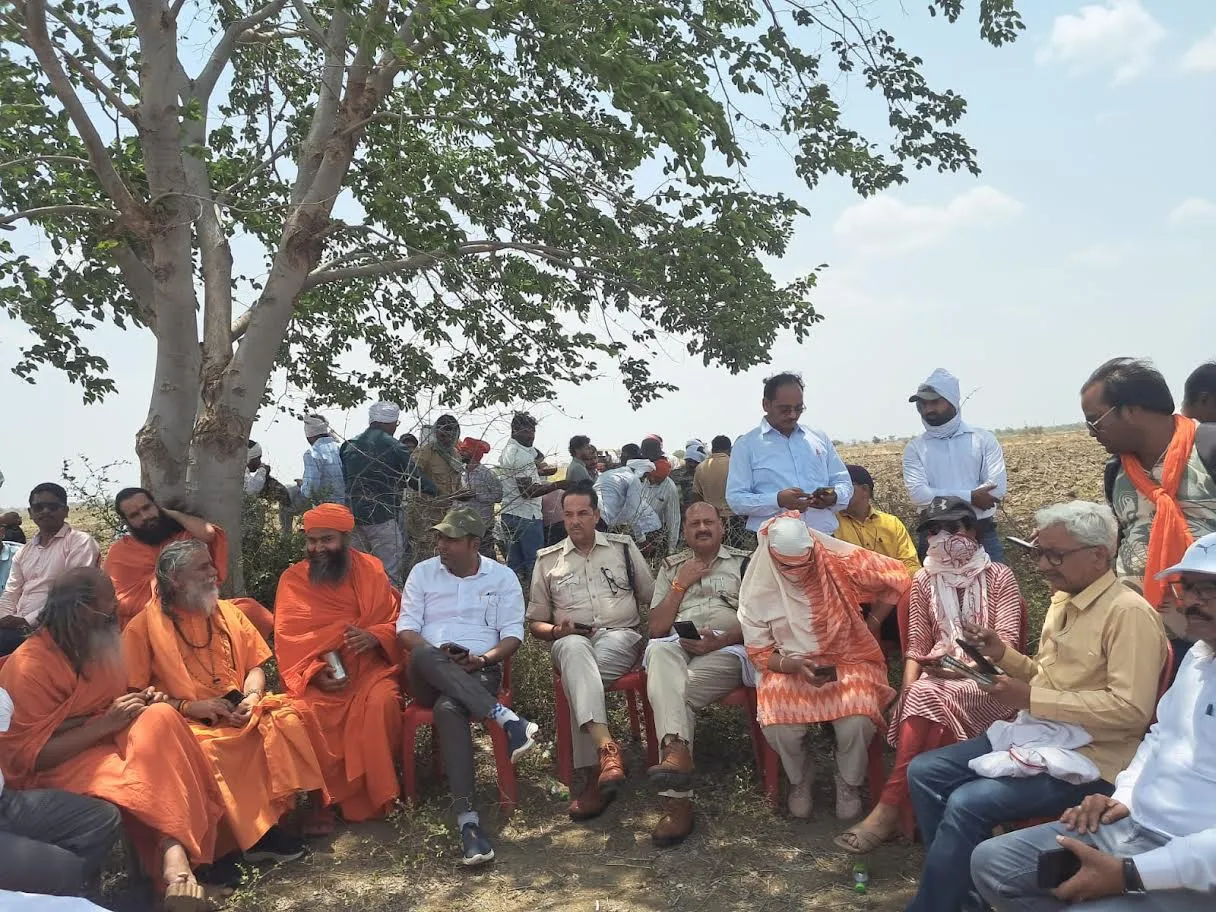 जिला प्रशासन की बड़ी कार्रवाई रामजानकी ट्रस्ट रानी घाटी मंदिर की 107 बीघा भूमि अतिक्रमण मुक्त कराई भूमि का कब्जा मंदिर ट्रस्ट को सौंपा गया