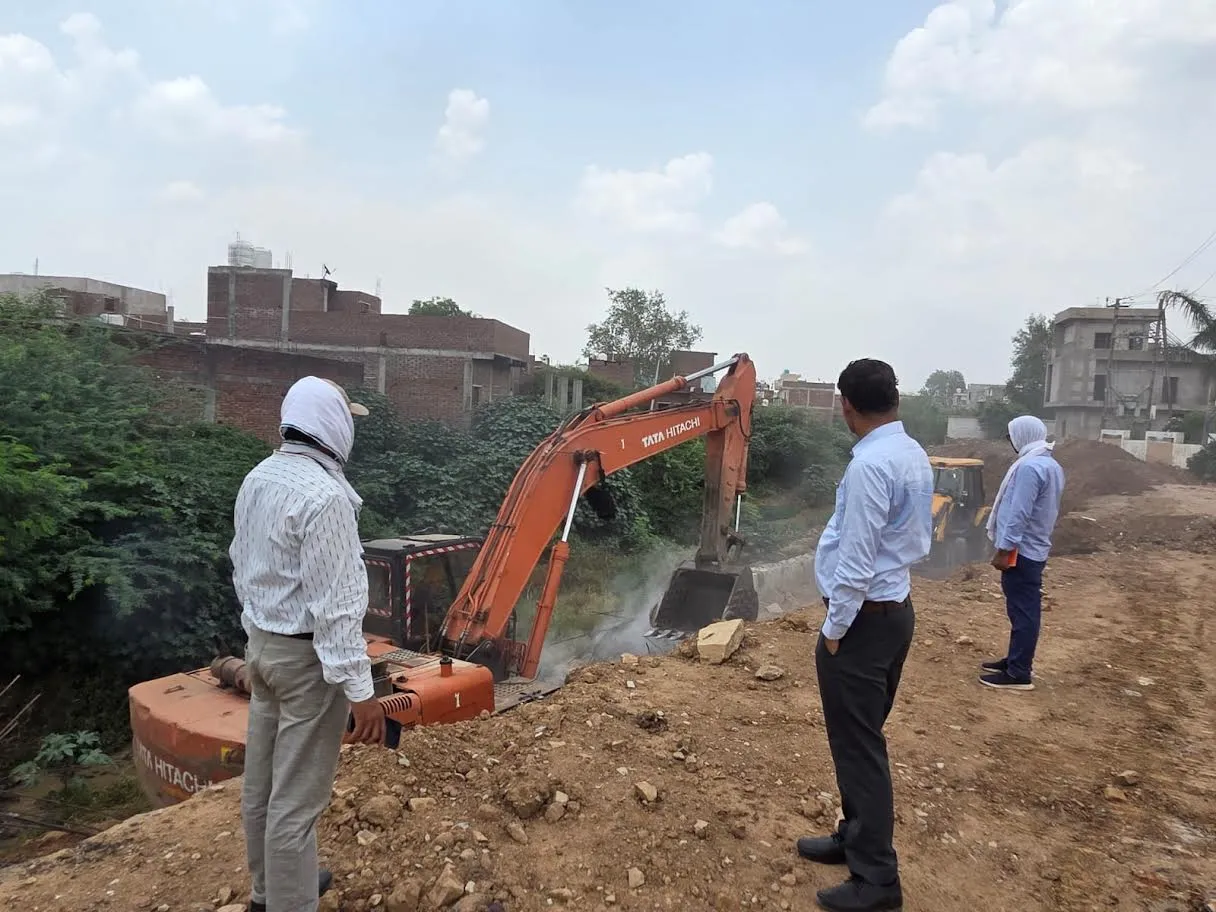 नाले पर आरसीसी दीवार बनाकर किया गया अवैध कब्जा ध्वस्त सरकारी जमीन व नालों पर अवैध अतिक्रमण के खिलाफ जिला प्रशासन की मुहिम जारी