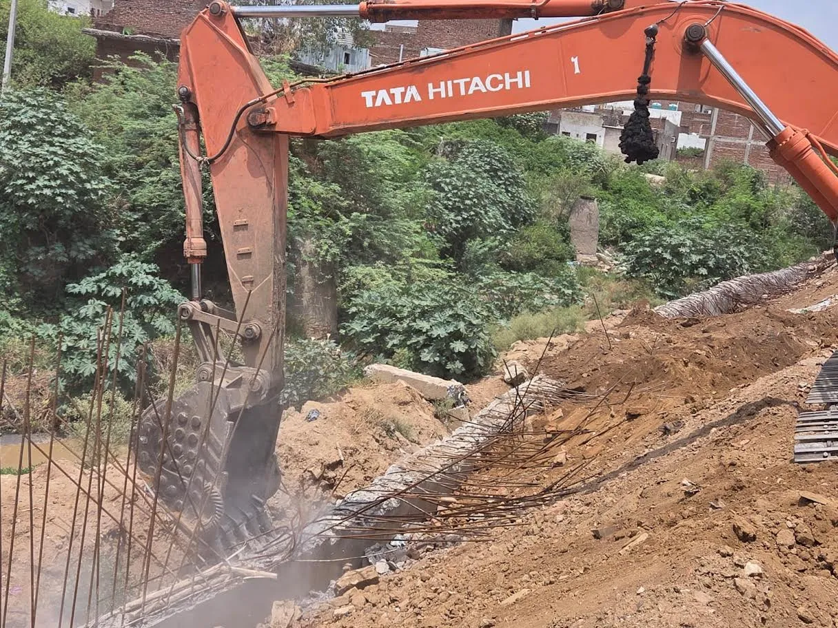 नाले पर आरसीसी दीवार बनाकर किया गया अवैध कब्जा ध्वस्त सरकारी जमीन व नालों पर अवैध अतिक्रमण के खिलाफ जिला प्रशासन की मुहिम जारी
