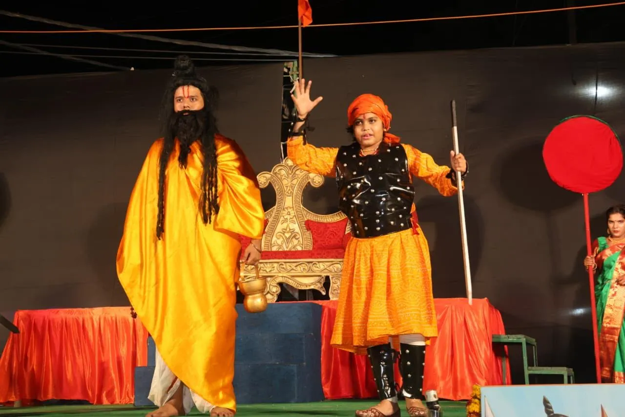 शहीद ज्योति यात्रा के साथ दो दिवसीय बलिदान मेला की भव्य शुरूआत
झांसी से आई शहीद ज्योति की स्थापना से जगमगाई वीरांगना लक्ष्मीबाई की समाधि
वीरांगना लक्ष्मीबाई के शस्त्रों की प्रदर्शनी का भी हुआ उदघाटन
“वीर शिरोमणि महाराणा प्रताप” लघु नाटिका के मंचन में किया रोमांचित