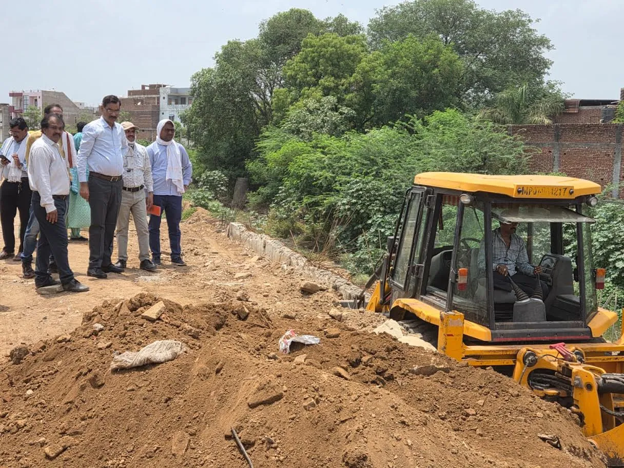 नाले पर आरसीसी दीवार बनाकर किया गया अवैध कब्जा ध्वस्त सरकारी जमीन व नालों पर अवैध अतिक्रमण के खिलाफ जिला प्रशासन की मुहिम जारी