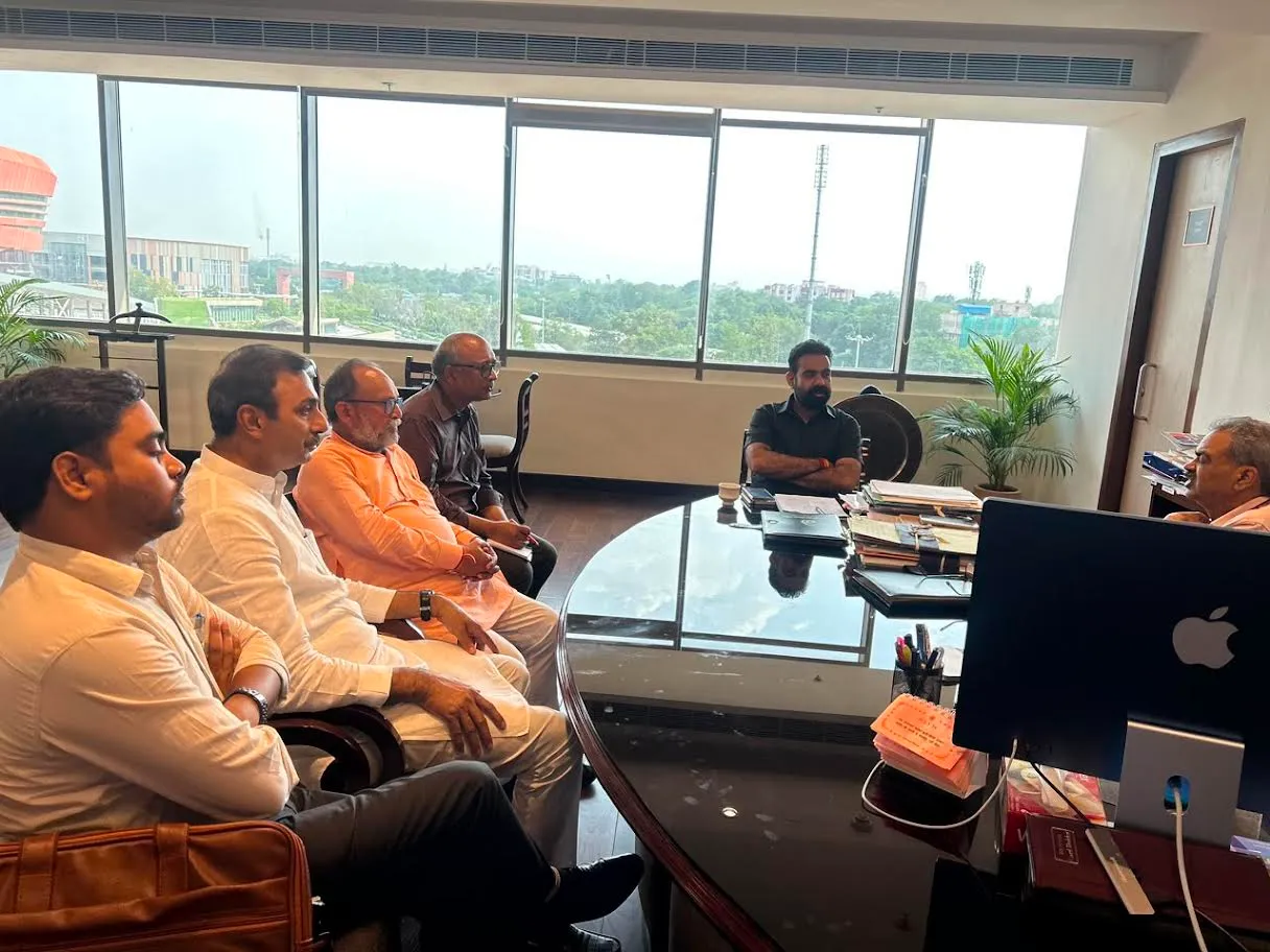 ग्वालियर व्यापार मेले को भव्यता और राष्ट्रीय पहचान दिलाने नई दिल्ली में हुईं उच्च स्तरीय बैठकें
आईटीपीओ एवं विभिन्न राज्यों के एम्पोरियम के साथ बनी रणनीतिक कार्ययोजना
मेला अध्यक्ष श्री जादौन व उपाध्यक्ष श्री गुर्जर के नेतृत्व में प्राधिकरण का प्रतिनिधि मंडल बैठकों में हुआ शामिल